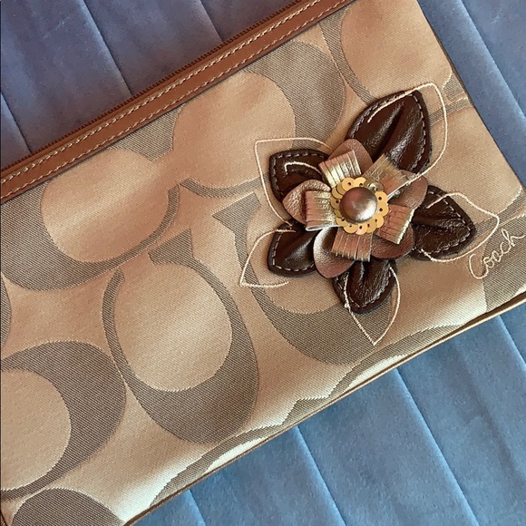 Coach wristlet - Picture 2 of 5